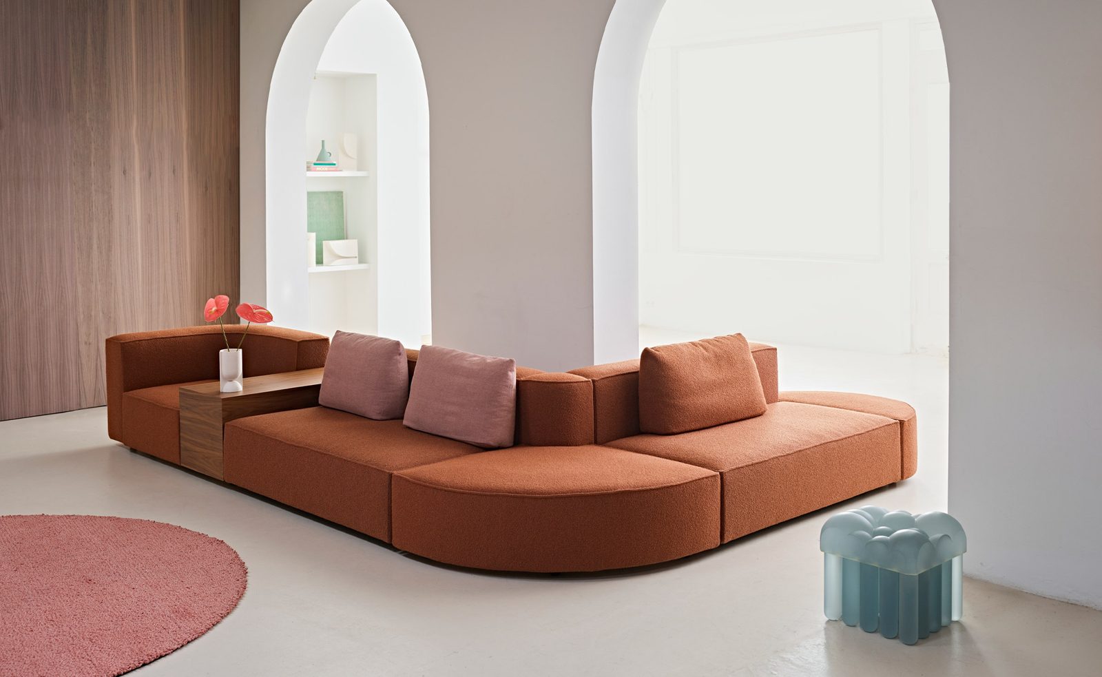 Interieur met terracotta bank van Montis